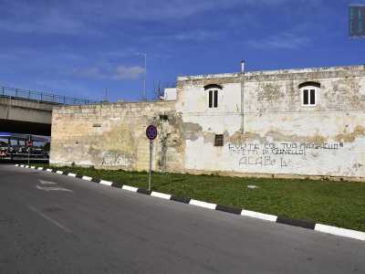 Non ci resta ora che perlustrare la zona. Ci imbattiamo subito in una bianca masseria abbandonata sulla quale qualche �writers� ha scritto frasi contro la polizia